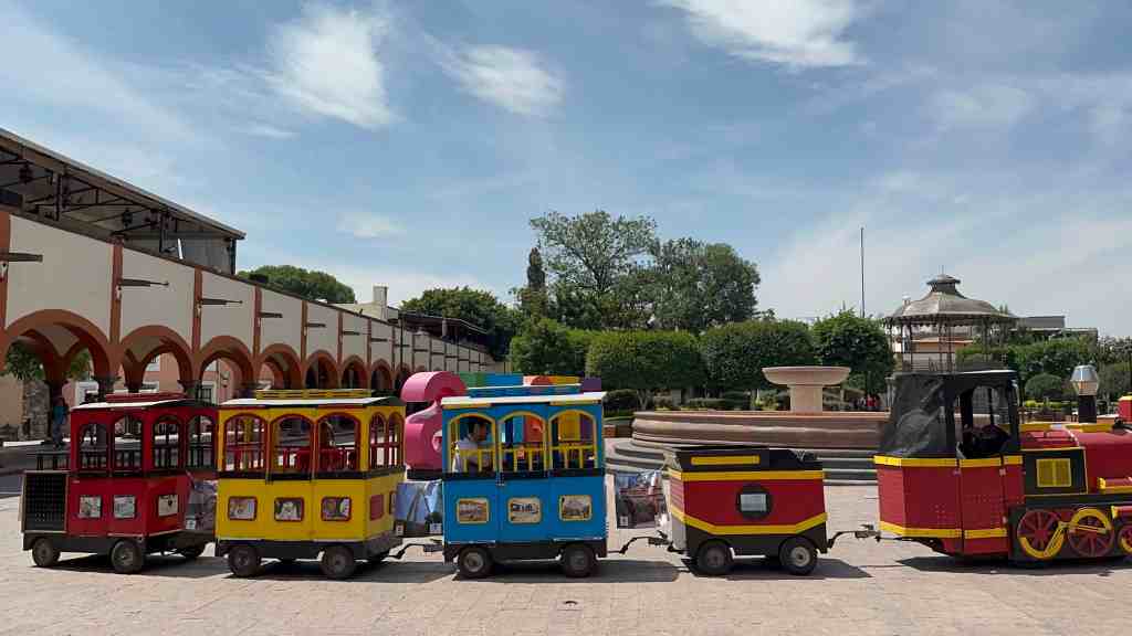 A children's train moves around the Miguel Hidalgo plaza. A great activity to do in Tequisquiapan for children.
